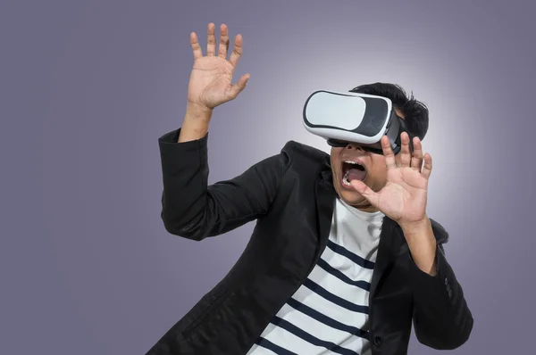 Homem vestindo realidade virtual — Fotografia de Stock