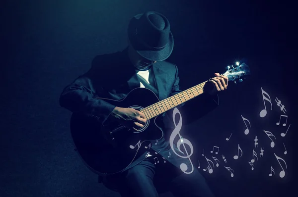 Gitar çalan müzisyen — Stok fotoğraf