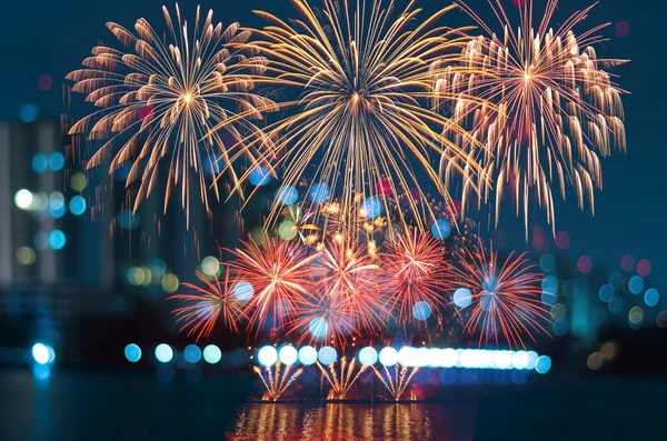 Nieuwe jaar kleurrijke vuurwerk — Stockfoto