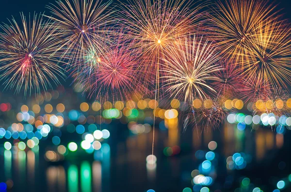 Novos anos fogos de artifício coloridos — Fotografia de Stock