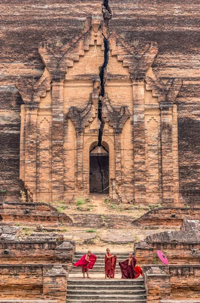 Three Buddhist novice — Stock Photo, Image