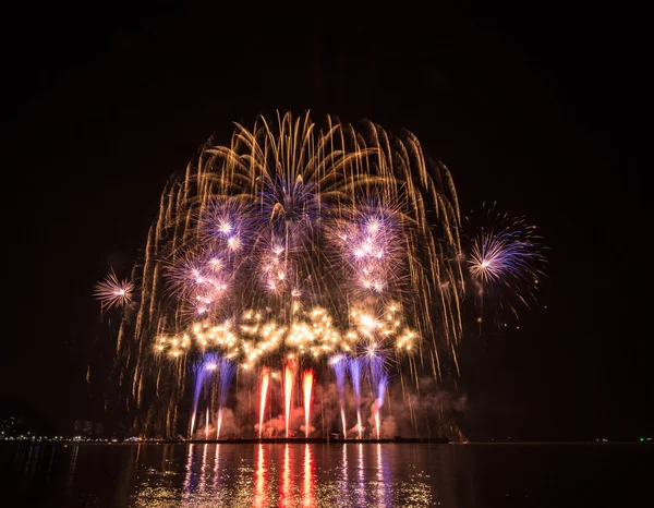 Celebración de fuegos artificiales multicolor —  Fotos de Stock
