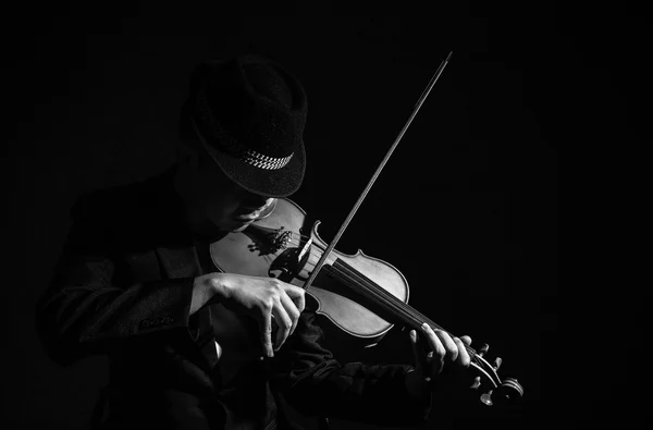 Violinista en estudio oscuro — Foto de Stock