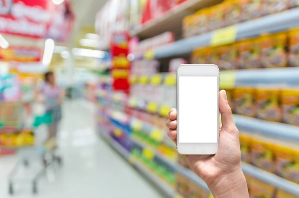 Frau hält Smartphone in der Hand — Stockfoto