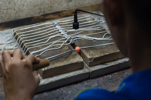 Jeweler crafting silver necklace — Stock Photo, Image