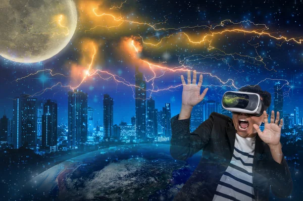Człowiek sobie wirtualnej rzeczywistości — Zdjęcie stockowe