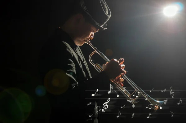 Músico tocando la trompeta — Foto de Stock