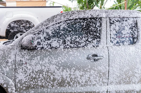 Nettoyage voiture avec mousse — Photo