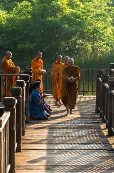 Budista em passarela de madeira — Fotografia de Stock