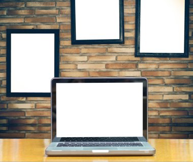 Bilgisayar notebook tuğla duvar