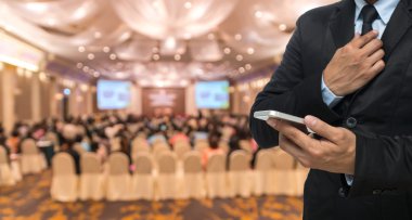 Dizüstü bilgisayar kullanan iş adamı