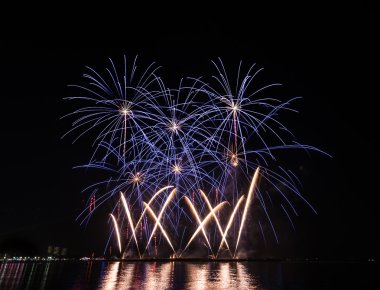 Çok renkli havai fişek kutlama