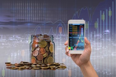 şişe farklı paralar ile