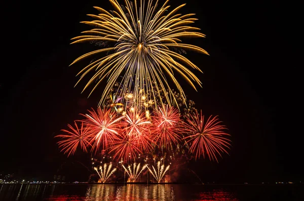 Celebración de fuegos artificiales multicolor — Foto de Stock