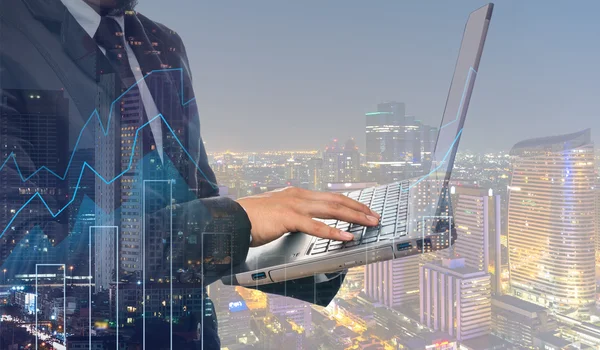 Dizüstü bilgisayar kullanan iş adamı