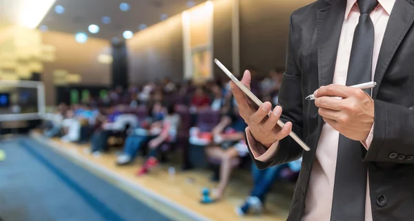 Uomo d'affari che utilizza laptop — Foto Stock