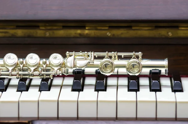 Flauta de primer plano en el piano —  Fotos de Stock