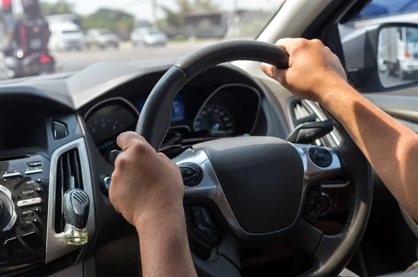 Detailní záběr rukou řidičské auto — Stock fotografie