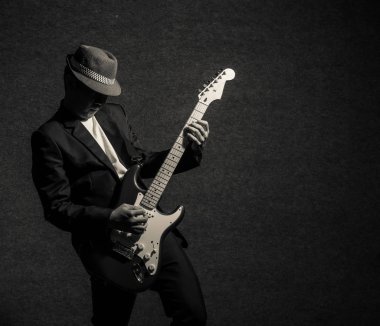 Gitar çalan müzisyen 