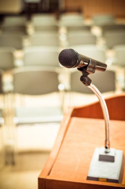 Mikrofon konuşma podyumda 