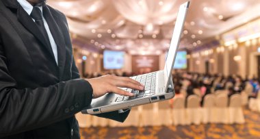 dizüstü bilgisayar kullanarak iş adamı 