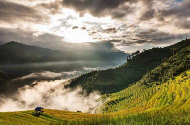 Mu Cang Chai bölgesinde gündoğumu zaman