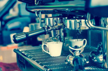 Kahve makinesi espresso yapıyor.
