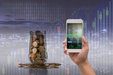 Kadın el telefon tutarak