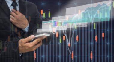 akıllı telefon kullanan iş adamı 