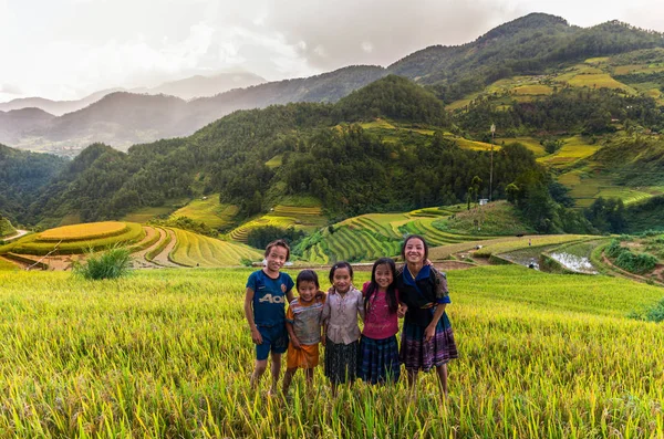 Niños hmong vietnamitas indefinidos — Foto de Stock