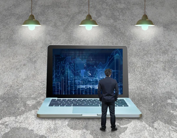 Empresário em pé sobre o laptop do computador — Fotografia de Stock