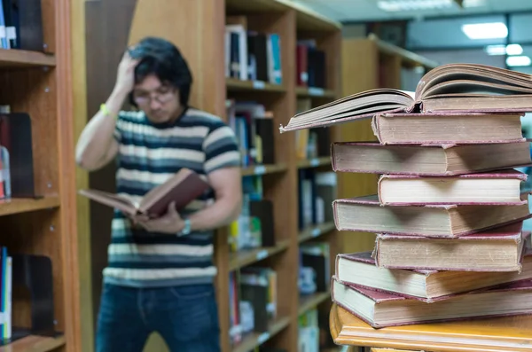 Hombre leyendo libro en la biblioteca —  Fotos de Stock