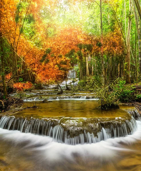 Vackra vattenfall i den djupa skogen — Stockfoto
