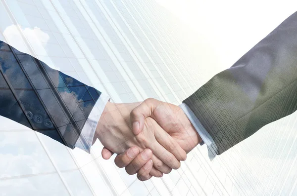 Handshake between businessmen — Stock Photo, Image