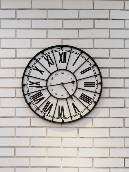 Εκλεκτής ποιότητας ρολόι στον τοίχο — Φωτογραφία Αρχείου