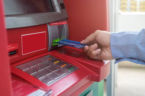 Ręce za pomocą i z wkładką Karta bankomatowa — Zdjęcie stockowe