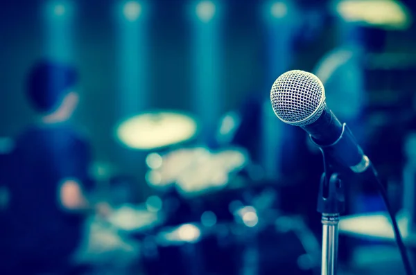 Microphone on musician blurred background — Stock Photo, Image