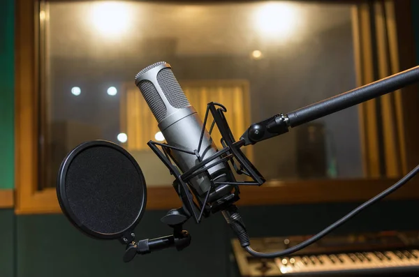 Profesionální kondenzátorová studiový mikrofon — Stock fotografie