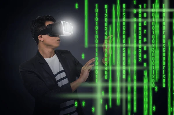 Asiatique homme portant la réalité virtuelle — Photo