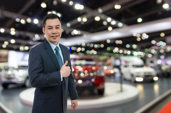 Feliz vendedor de carros. — Fotografia de Stock