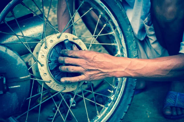 Mechanic changing motorcycle tire — Stock Photo, Image