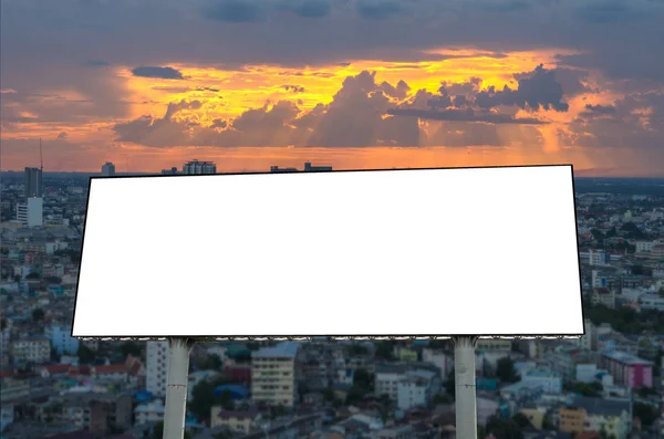 Tom billboard på vacker himmel — Stockfoto