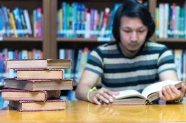 Hombre leyendo el libro —  Fotos de Stock