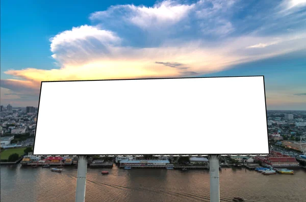 Güzel gökyüzü üzerinde boş billboard — Stok fotoğraf