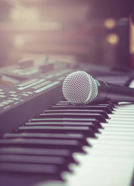 Микрофон на музыкальной клавиатуре — стоковое фото