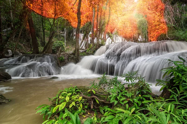 Vackra vattenfall i Pha Tat vattenfall — Stockfoto