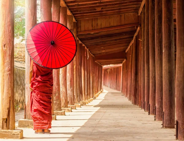 Buddyjski początkujący stojąc w pagoda — Zdjęcie stockowe