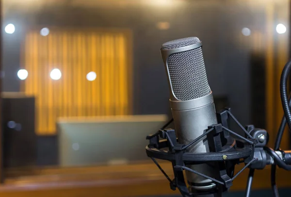 Profesjonalny mikrofon pojemnościowy studio — Zdjęcie stockowe