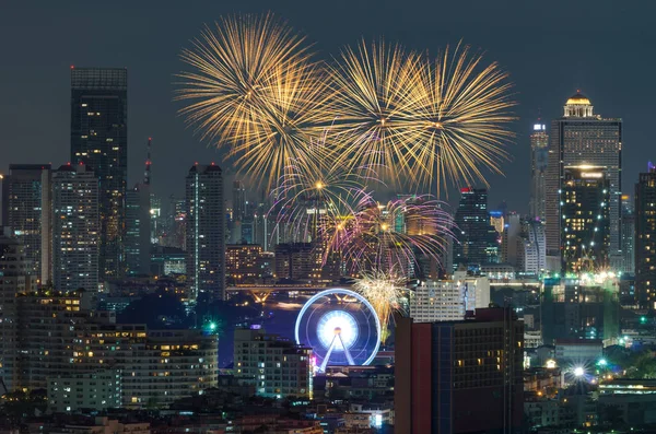 Bangkok paesaggio urbano con fuochi d'artificio — Foto Stock