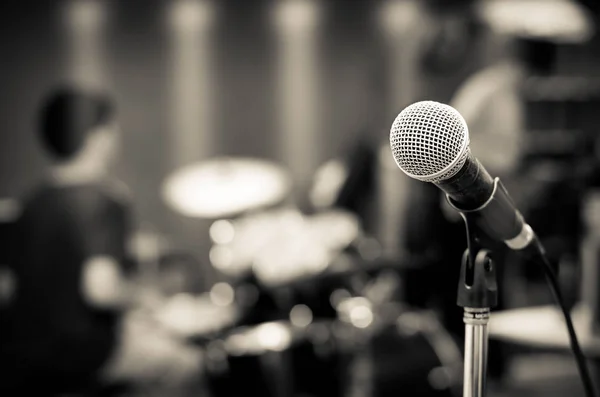 Mikrofon na hudebník rozmazané pozadí — Stock fotografie